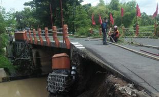 Baru 2 Tahun Dibangun, Sayap Jembatan Kedung Caluk Karanganyar Ambrol