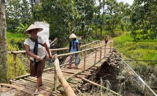 Jembatan di Wungu Madiun Hanyut, Puluhan Keluarga Terdampak