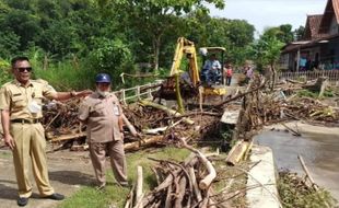 Sampah Kayu di Kali Buntung Sukoharjo Bersih Usai Dikeruk Alat Berat