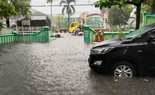 Kantor Kesbangpol Kebanjiran, Pagar DPRD Sragen 50 Meter Ambruk