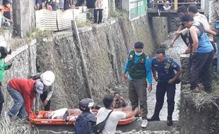 Gagal Kendalikan Motor Saat Belok, Emak-Emak Ini Nyemplung Sungai