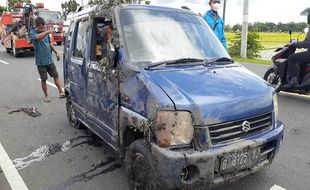 Gagal Nyalip Truk Tangki, Mobil Kecebur ke Sungai di Madiun