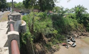 Kijing di Dusun Jagan Sragen Ini Masuk Sungai, Sudah Bertahun-Tahun