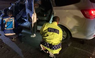 Minibus Seruduk Truk di Tol Boyolali, 1 Orang Meninggal, 3 Luka