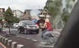 Viral di Klaten, Pesepeda Motor Salah Jalur di Jalan Solo-Jogja