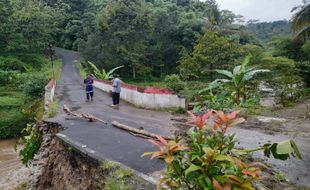 Jembatan Pagerjurang Jatiyoso Hanya Boleh Dilewati Mobil Warga Setempat