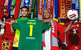 Gibran Serahkan Jersey Persebaya ke Museum Titik Nol Pasoepati