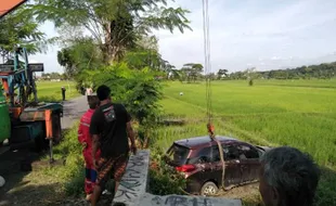 Mobilio Nyungsep di Sawah Jimbung Klaten, Sopirnya Entah di Mana