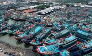 Pelabuhan Tegal Macet Pol, Ratusan Kapal Nelayan Gagal Melaut