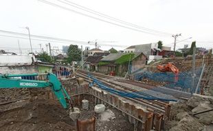 Peninggian Overpass DI Pandjaitan Solo, Pekerja Mulai Garap Abutment