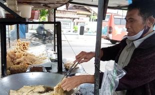 Pedagang Gorengan di Sragen Kesulitan Dapat Minyak Goreng di Minimarket