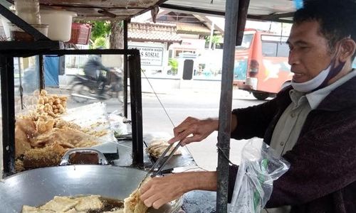 Pedagang Gorengan di Sragen Kesulitan Dapat Minyak Goreng di Minimarket