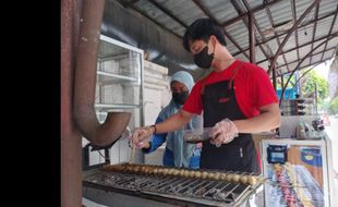 Sensasi Makan Pentol Bakar 1 Meter di Sriwedari Solo, Pedasnya Nampol!