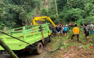 Jalan Putus Seusai Longsor, PLN Cepat Pulihkan Listrik di Pekalongan