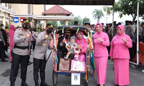 Pensiun, 38 Anggota Polres Klaten Naik Becak Bersama Istri dan Anak