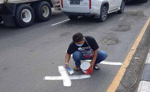 Aksi Pemuda Kartasura dan Polisi Tandai Lubang Jalan dengan Cat Putih