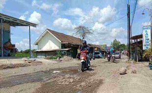 Anggaran Cupet, Perbaikan Jalan di Karanganyar Andalkan Bantuan Pusat