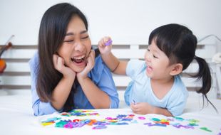 Ayah dan Ibu, Perhatikan Ini Ciri-Ciri Pola Asuh Buruk Pada Anak