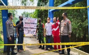 Jembatan Gantung di Plupuh Sragen Dipasangi Pita Garis Polisi