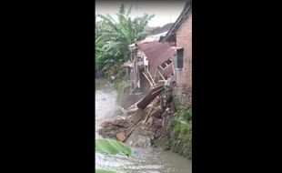 1 Rumah di Pinggir Sungai Wilayah Pajang Solo Mendadak Ambrol