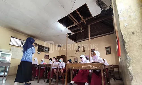 Ngeri! Atap Kelas Nyaris Ambrol, SD di Kudus Ini Masih Digunakan Siswa