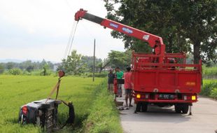 Gegara Sopir Mengantuk, Mobil Sedan Nyemplung Sawah di Klaten