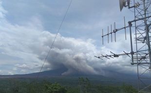 Masih Level 3, Gunung Semeru Kembali Muntahkan Awan Panas Guguran