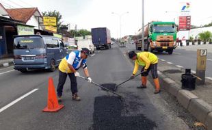 Lubang di Jalan Ahmad Yani dan Diponegoro Kartasura Ditambal