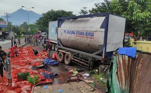 Truk Tangki Seruduk 2 Truk & 2 Motor di JLS Salatiga, 1 Orang Meninggal