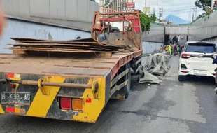 Hindari Motor Nyalip, Truk Tabrak Pembatas Jalan Underpass Makamhaji