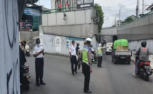 Truk Nabrak Pembatas Jalan Underpass Makamhaji Bikin Macet 1,5 Jam