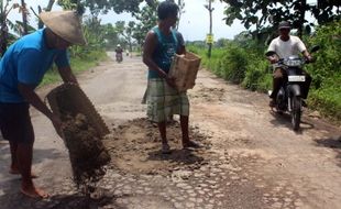 Kerap Makan Korban, Warga Sragen Berinisiatif Uruk Jalan Jeglongan Sewu