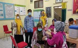 Unik, Vaksinasi Booster di Bolopleret "Bayar" dengan 2 Botol Plastik