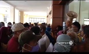 Video Kericuhan Saat Warga Antre Pembagian KKS di Sukoharjo Viral