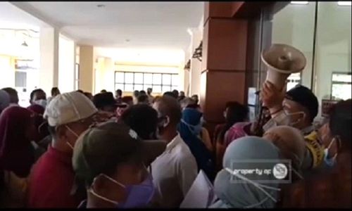 Video Kericuhan Saat Warga Antre Pembagian KKS di Sukoharjo Viral