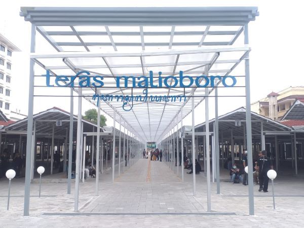 Menggantungkan Harapan Baru di Teras Malioboro