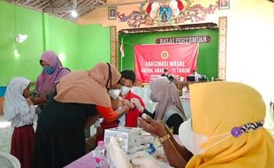 Dapat Doorprize, Anak-anak Bersemangat Ikut Vaksinasi dari BIN