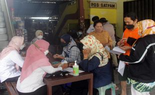 Pedagang dan Pengunjung Pasar Kota Sragen Jadi Sasaran Vaksin Booster