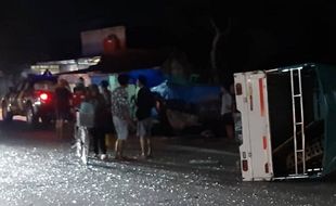 Tabrak Dokar, Mobil Pikap Terguling di Toroh Grobogan