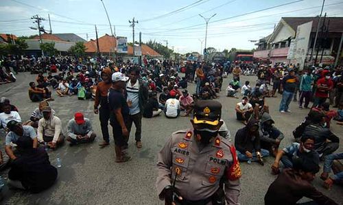 Protes Izin Melaut, Ratusan Nelayan di Tegal Blokir Jalur Pantura