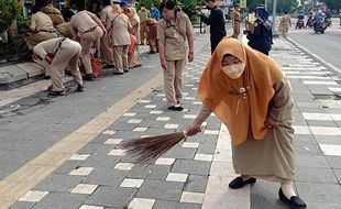 Hari Peduli Sampah, ASN Sragen Bersih-Bersih Sampah Jalan Sukowati