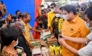 Kunjungi Pasar Tertua di Pekanbaru, Menko Airlangga Pantau HET Minyak Goreng