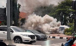 Awalnya Macet, Begini Kronologi Angkutan Terbakar di Purwosari Solo