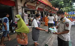 Tingkatkan Disiplin Prokes, Satpol PP Bagikan Masker di Pasar Gede Solo