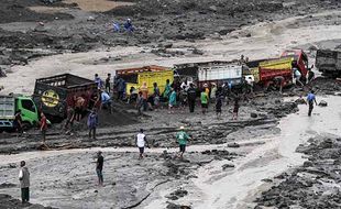 24 Truk Terjebak Banjir Lahar Hujan Merapi di Kali Boyong Yogyakarta