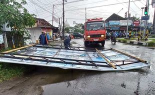 Angin Kencang Terjang Bantul dan Sleman, Ini Foto-Foto Dampak Kerusakan