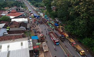 Tolak Aturan ODOL, Ratusan Sopir Truk Blokir Jalan Pantura Batang