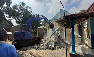 Pasutri di Ponorogo Sepakat Bongkar Rumah Setelah Bercerai