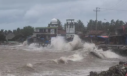 BMKG Prediksi Gelombang Tinggi hingga 6 Meter