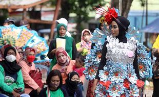 Kreatif, Begini Peragaan Busana Berbahan Plastik Daur Ulang di Jatim